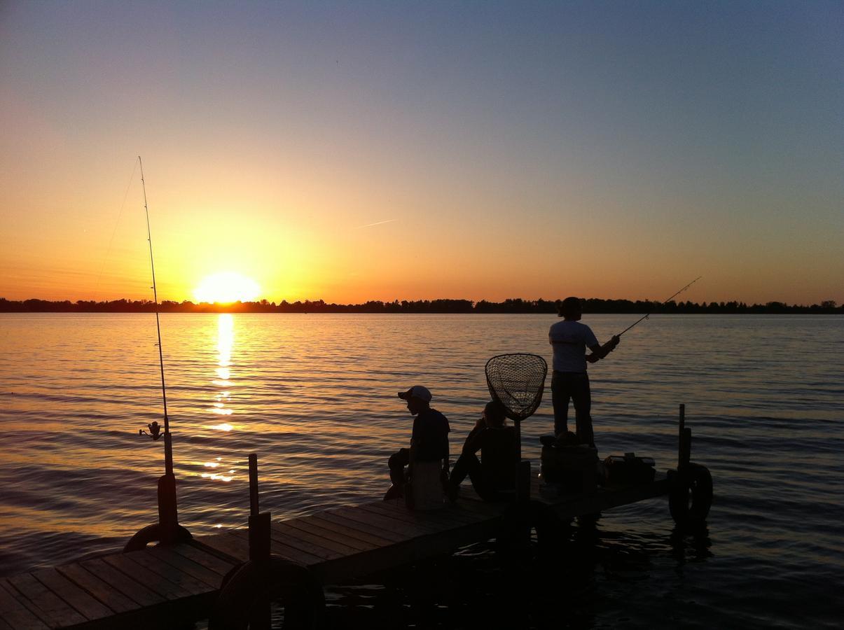 Lake Dalrymple Resort Lagoon City Habitación foto