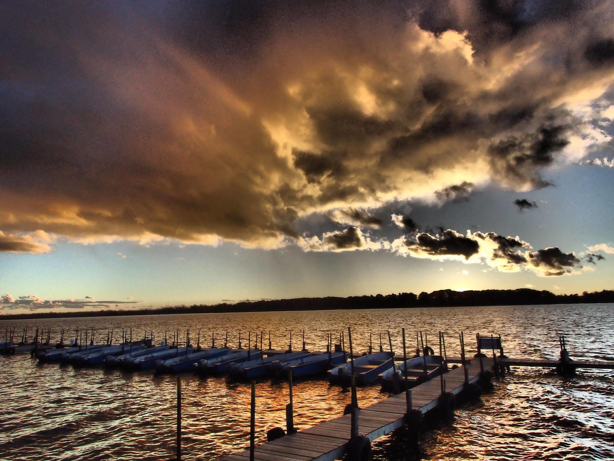 Lake Dalrymple Resort Lagoon City Exterior foto